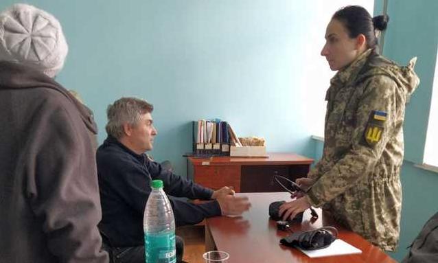 Стаття На Луганщині військові лікарі надають медичну допомогу місцевим мешканцям Ранкове місто. Донбас