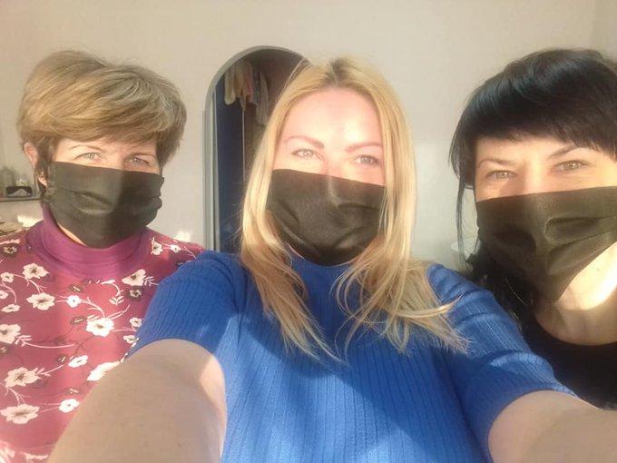 Стаття В Івано-Франківську працівники перукарні безкоштовно шиють і роздають захисні маски Ранкове місто. Донбас