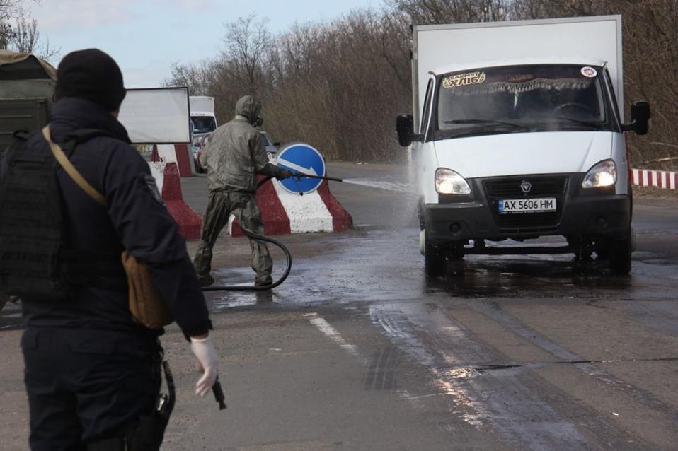 Стаття В ООС розгорнули понад півсотні пунктів спеціальної обробки техніки. ФОТО Ранкове місто. Донбас