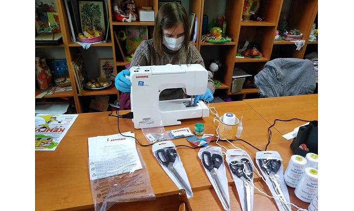 Стаття На Донбасі волонтери забезпечили пошиття масок у 14 прифронтових містах та селищах Ранкове місто. Донбас
