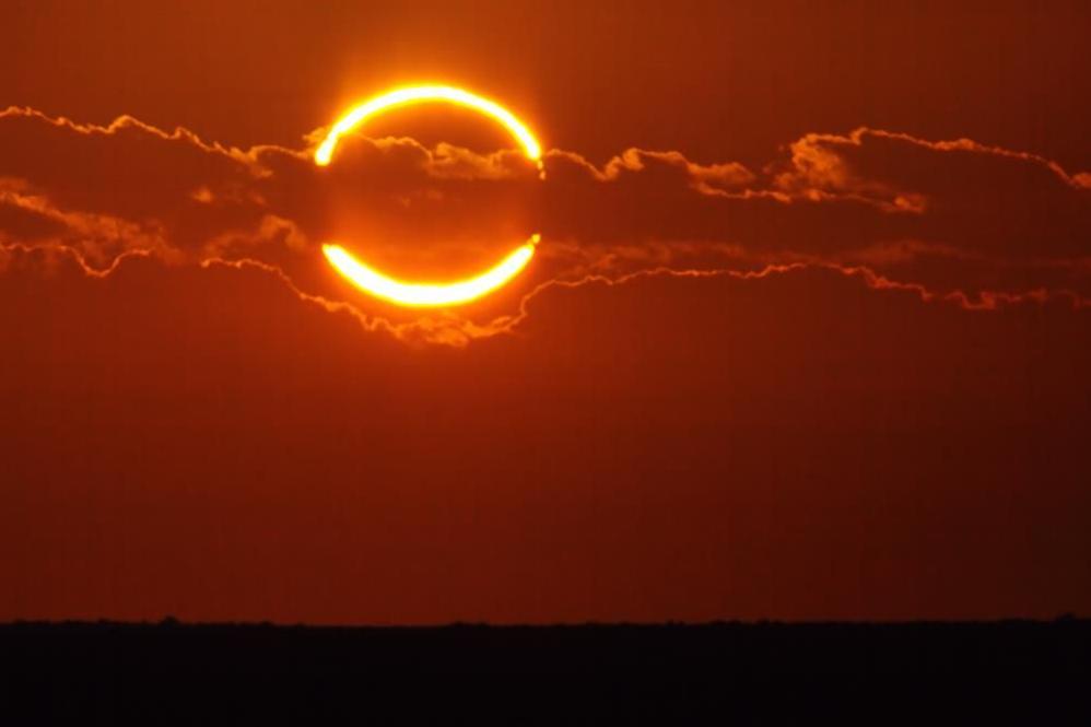 Стаття Когда и где смотреть солнечное затмение «Огненное кольцо»? Ранкове місто. Донбас