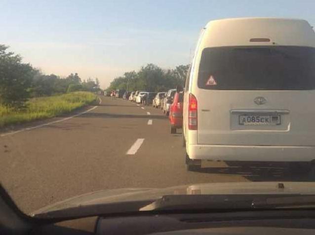 Стаття «Побег из ада»: в сети обсуждают фото очередей на КПВВ «Еленовка» Ранкове місто. Донбас
