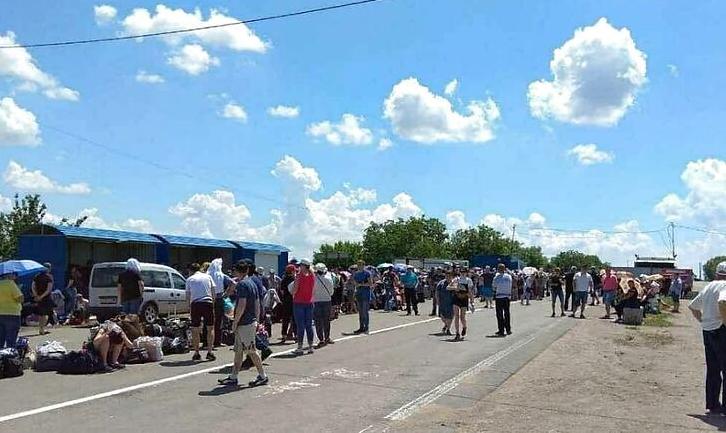 Стаття На КПВВ «Оленівка» люди другу добу стоять у черзі, деяких забирає «швидка» Ранкове місто. Донбас