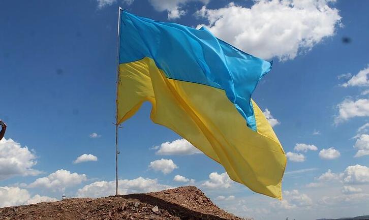 Стаття У прифронтовому Трецьку здійняли великий прапор України на терикон міста. ФОТОФАКТ Ранкове місто. Донбас