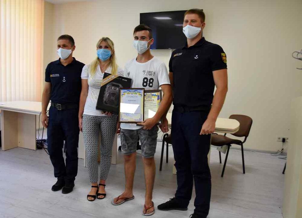 Стаття Под Одессой наградили школьника, который на пляже спас мужчину. Фото Ранкове місто. Донбас
