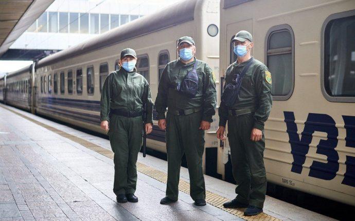 Стаття В поездах появилась военизированная охрана Ранкове місто. Донбас