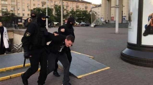 Стаття СМИ: В Минске появились местные титушки, которые избивают митингующих Ранкове місто. Донбас