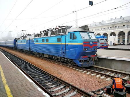 Стаття Железная дорога открывает продажу билетов на поезда с закрытых станций Ранкове місто. Донбас