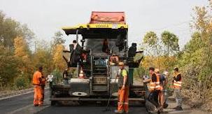 Стаття На Луганщине продолжают ремонт дороги Северодонецк-Золотое: укладывают выравнивающий слой Ранкове місто. Донбас