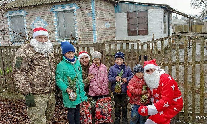 Стаття #на_захисті_свята: волонтери започаткували новорічний флешмоб на підтримку військових Ранкове місто. Донбас