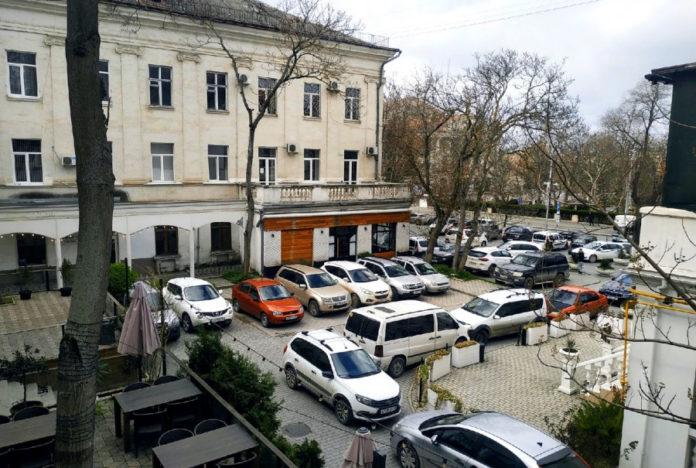 Стаття Из-за перенаселения Севастополя оккупанты запретят водителям ездить по городу Ранкове місто. Донбас