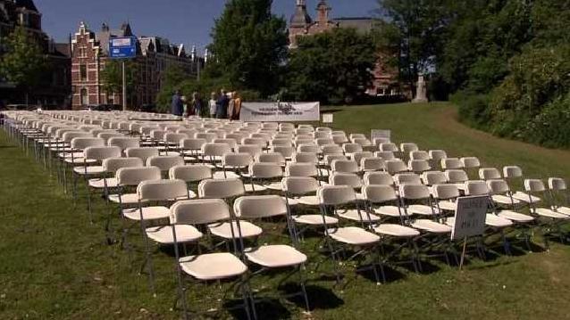 Стаття Перед началом суда по Боингу МН17 у посольства РФ в Гааге выставили 298 белых стульев Ранкове місто. Донбас