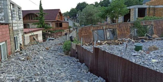 Стаття В Ялте до сих пор засыпаны камнями целые районы — фото Ранкове місто. Донбас