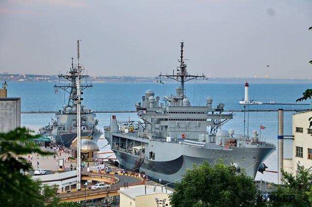 Стаття В Черном море находится соединение кораблей военного флота США Ранкове місто. Донбас
