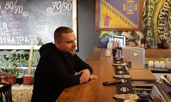 Стаття «Якби я вагався, то ніколи б не почав свій бізнес»: ветеран АТО перетворив піцерію на креативний event-паб Ранкове місто. Донбас