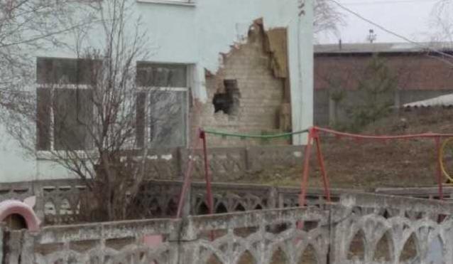 Стаття В Станице Луганской под обстрел оккупантов попал детский сад (фото) Ранкове місто. Донбас