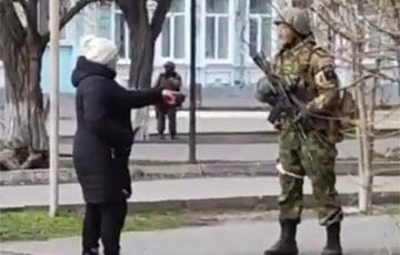 Стаття В Геническе женщина прогоняла российских солдат: Вы пришли на нашу землю! Ранкове місто. Донбас