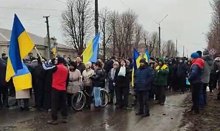 Стаття Жителі Сватового на Луганщині відстоюють місто від російських окупантів Ранкове місто. Донбас