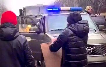 Стаття Жители Херсона заблокировали дорогу колонне оккупантов с меткой Z и гонят их в РФ Ранкове місто. Донбас