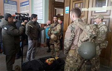 Стаття Ветераны королевской морской пехоты Британии прибыли в Украину Ранкове місто. Донбас