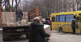 Стаття В Донецкой области начали выдавать продуктовые наборы для эвакуированных и малообеспеченных Ранкове місто. Донбас