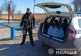 Стаття Жителям Марьинки, находящимся в убежище от обстрелов, полицейские Донетчины доставили воду Ранкове місто. Донбас
