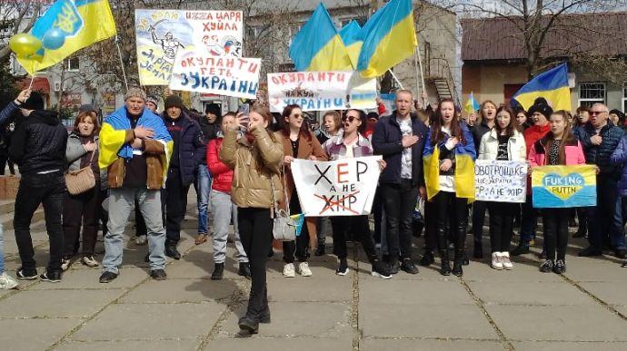 Стаття Украина — превыше всего: жители Новотроицкого вышли на митинг против оккупантов — видео Ранкове місто. Донбас