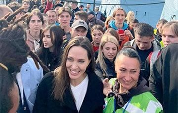 Стаття В России «захлебнулись» от зависти из-за визита Анджелины Джоли в Украину Утренний город. Донецьк