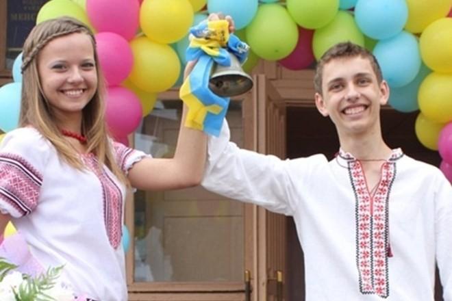 Стаття Столичні 11-класники відмовились від випускного, щоб допомогти армії Ранкове місто. Донбас