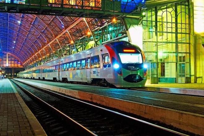 Стаття У поїздах “Інтерсіті+” пасажирам пропонують охолодитись “Бандерівським смузі” Ранкове місто. Донбас