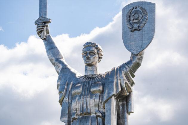 Стаття Що буде на щиті монумента “Батьківщина-мати” – результати опитування Ранкове місто. Донбас