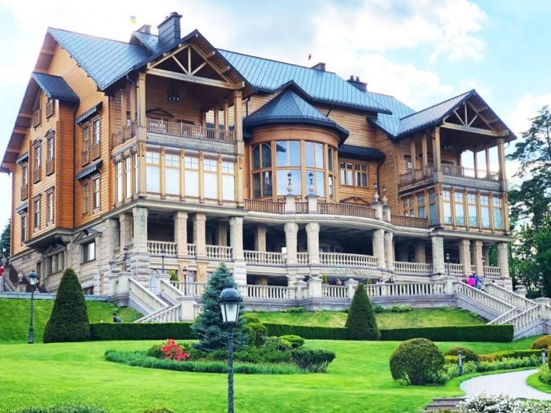 Стаття Резиденцію “Межигір’я” перетворюють на парк із новим статусом Ранкове місто. Донбас