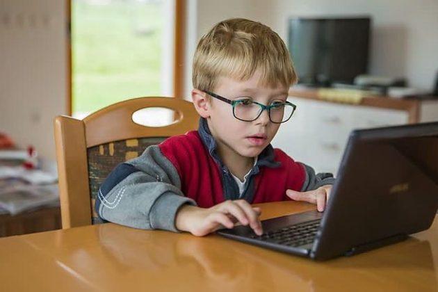 Стаття Без позіхань та втрати зору: визначено тривалість онлайн-уроків для школярів? Ранкове місто. Донбас
