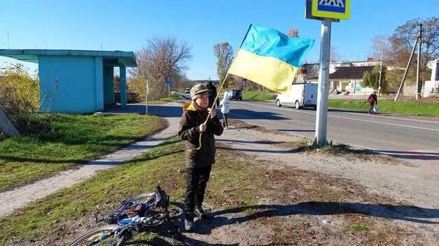 Стаття «Хочу, щоб ми перемогли»: на Харківщині 12-річний Максим вітає військових на трасі Утренний город. Донецьк