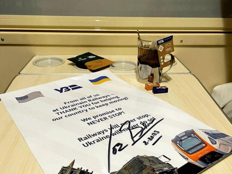 Стаття Укрзалізниця пригощатиме пасажирів чаєм “як у Байдена” Ранкове місто. Донбас