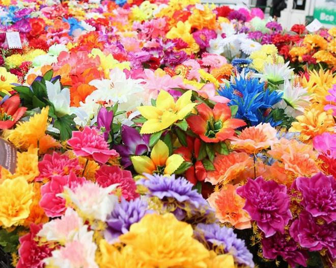 Стаття На Київщині заборонили використовувати штучні квіти та вінки на кладовищах Ранкове місто. Донбас