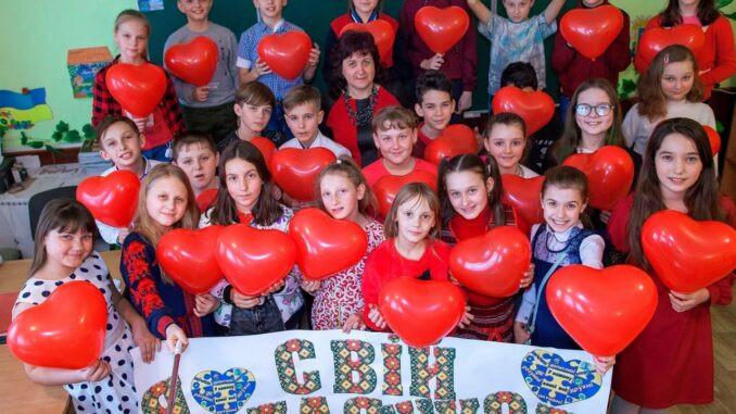 Стаття Навчання у підпіллі: люди, що допомагають Ранкове місто. Донбас