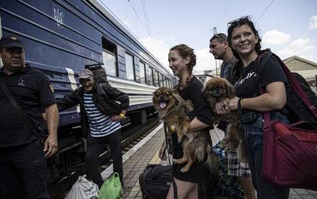 Стаття УЗ скорочує кількість поїздів до Карпат Ранкове місто. Донбас