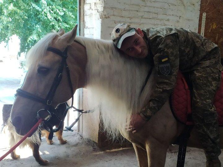 Стаття У Києві коні допомагають військовим подолати стрес та повертають радість життя Ранкове місто. Донбас