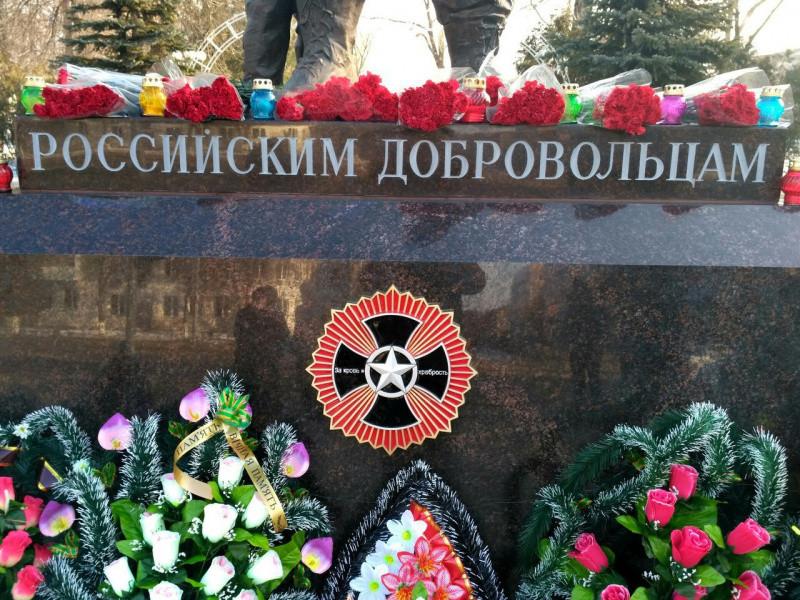 Стаття Пам’ятники «зекам» та знаки згори: чим хваляться окупанти, і до чого тут блискавка в формі «Z»? Ранкове місто. Донбас