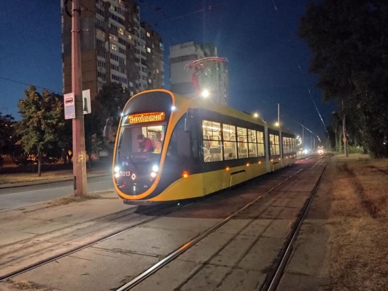 Стаття На пасажирські маршрути у столиці виходять 2 нові трамваї Ранкове місто. Донбас