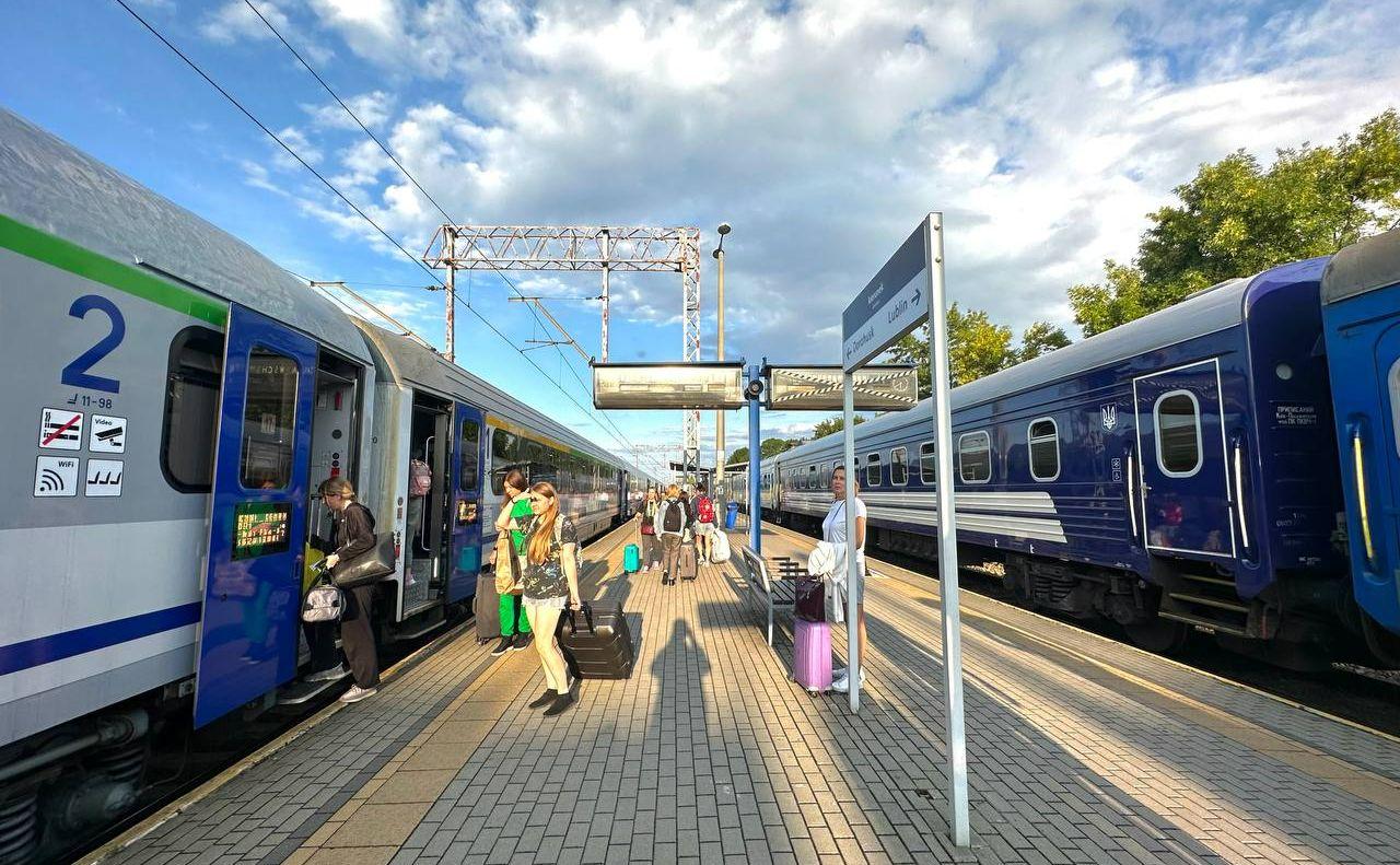 Стаття Зручний маршрут до Варшави: Укрзалізниця продовжила курсування поїзда Київ-Хелм Ранкове місто. Донбас