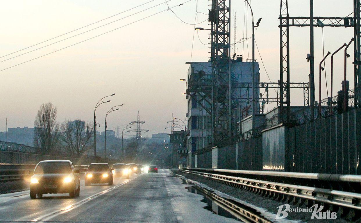 Стаття До уваги водіїв: з 1 жовтня на заміських дорогах слід вмикати фари Ранкове місто. Донбас
