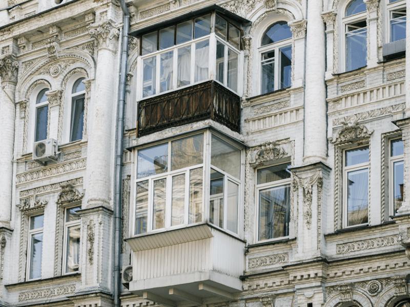 Стаття У Києві вже штрафують за встановлення балконів, дверей, терас чи добудов на пам’ятках Ранкове місто. Донбас