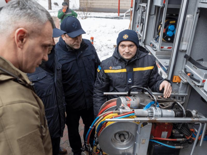 Стаття Допомога від Німеччини: Києвом тепер їздитимуть сучасні машини швидкої та пожежний Mercedes Ранкове місто. Донбас