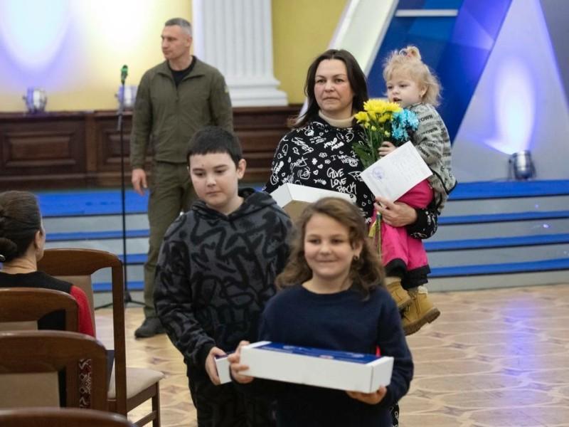 Стаття Вимушені переселенці отримали ще 20 квартир у Києві Ранкове місто. Донбас