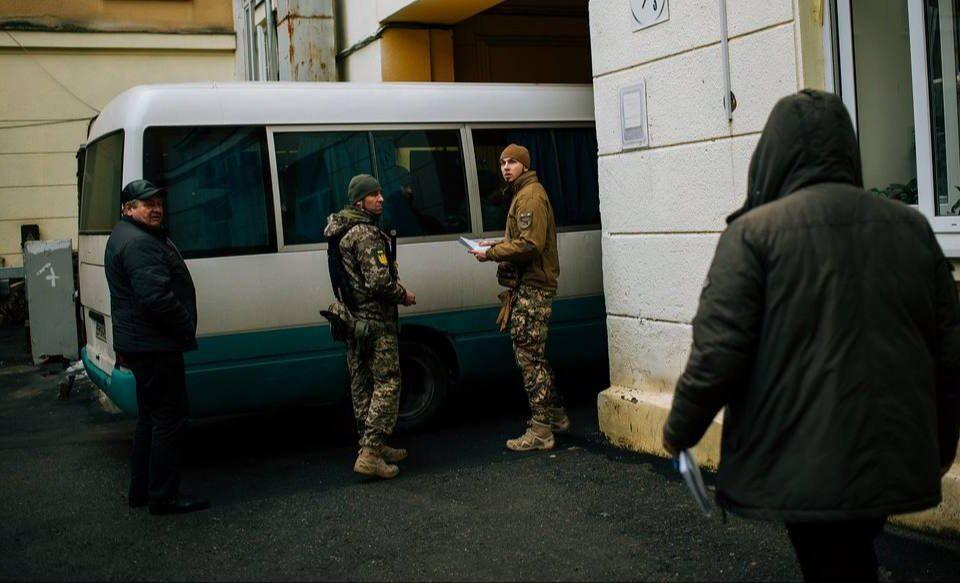 Стаття Один день військового, який після фронту працює в ТЦК та СП міста Одеса Ранкове місто. Донбас