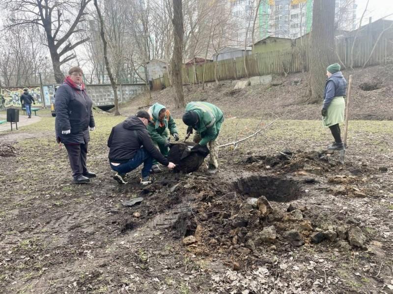 Стаття Гарні справи малими не бувають: киянин подарував дерева і кущі скверу біля свого будинку Ранкове місто. Донбас