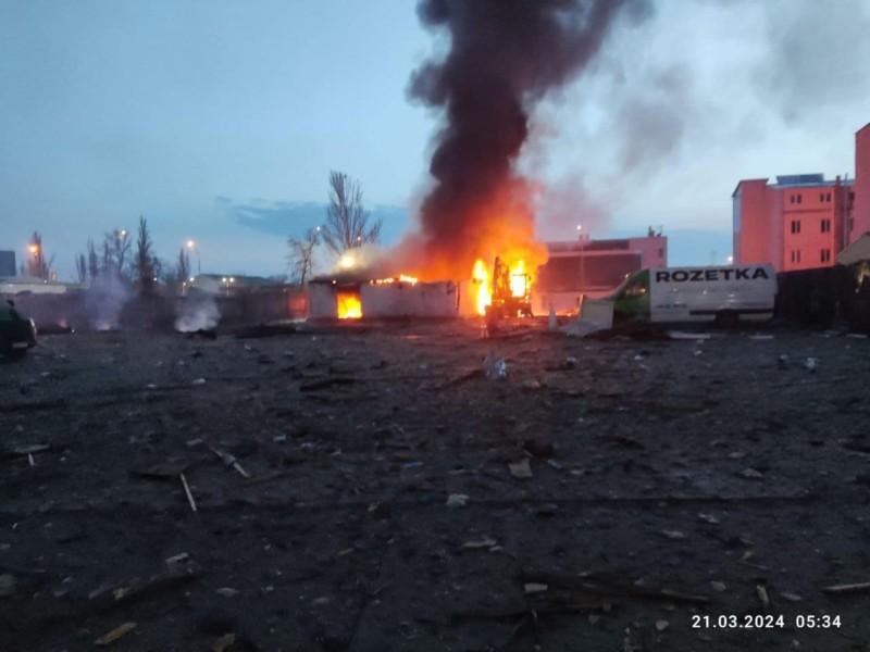 Стаття Понівечена будівля і автівки: склад ROZETKA постраждав під час ракетної атаки Ранкове місто. Донбас