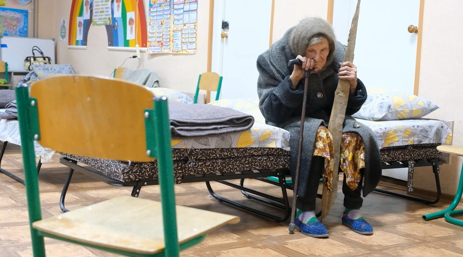 Стаття Весь день пішки без їжі та води:98-річна бабуся самотужки вийшла з Очеретиного, яке атакують росіяни Ранкове місто. Донбас
